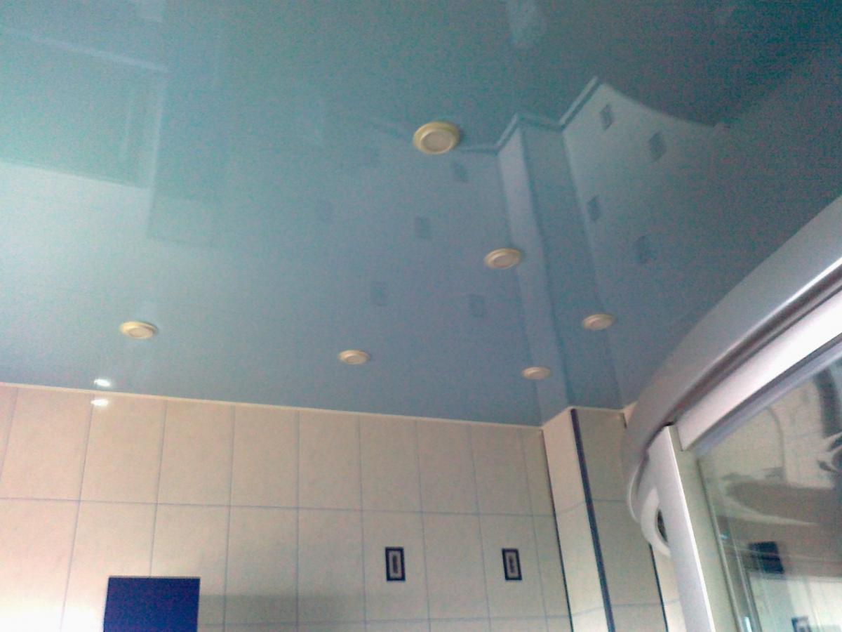 Натяжной потолок в ванной глянец